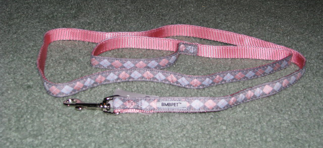 Matching pink and grey leash.