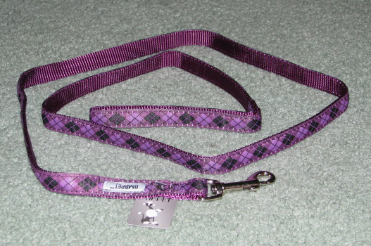 Leash in purple and black with diamond pattern.